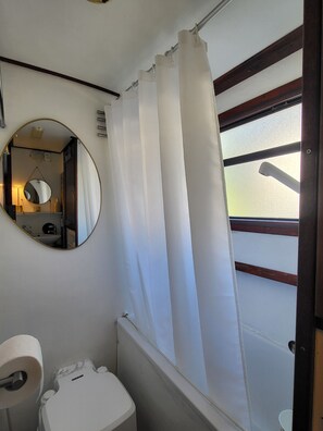 Miljøvennlige toalettsaker, hårføner, håndklær og såpe