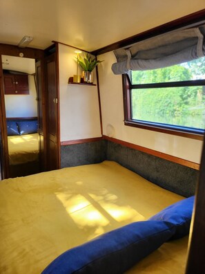 2 bedrooms, desk, travel cot, WiFi - Comfy Canal Boat in Little Venice for Family & Friends (London)