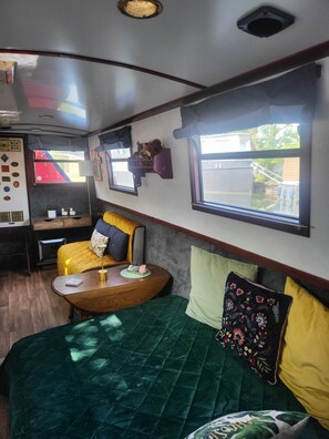 2 makuuhuonetta, työpöytä, vauvan matkasänky, Wi-Fi