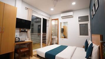 Deluxe Room | 1 bedroom, desk, soundproofing, free WiFi