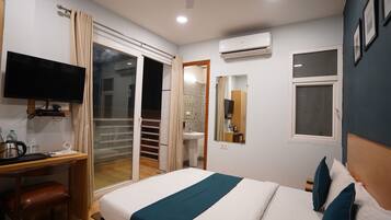 Deluxe Room | 1 bedroom, desk, soundproofing, free WiFi