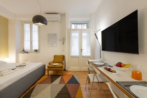 Iron/ironing board, WiFi, bed sheets