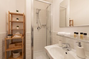 Shower, hair dryer, bidet, towels