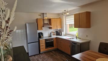 Frigorífico, horno, placa de cocina y lavavajillas