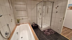 Hårtork, handdukar och toalettpapper