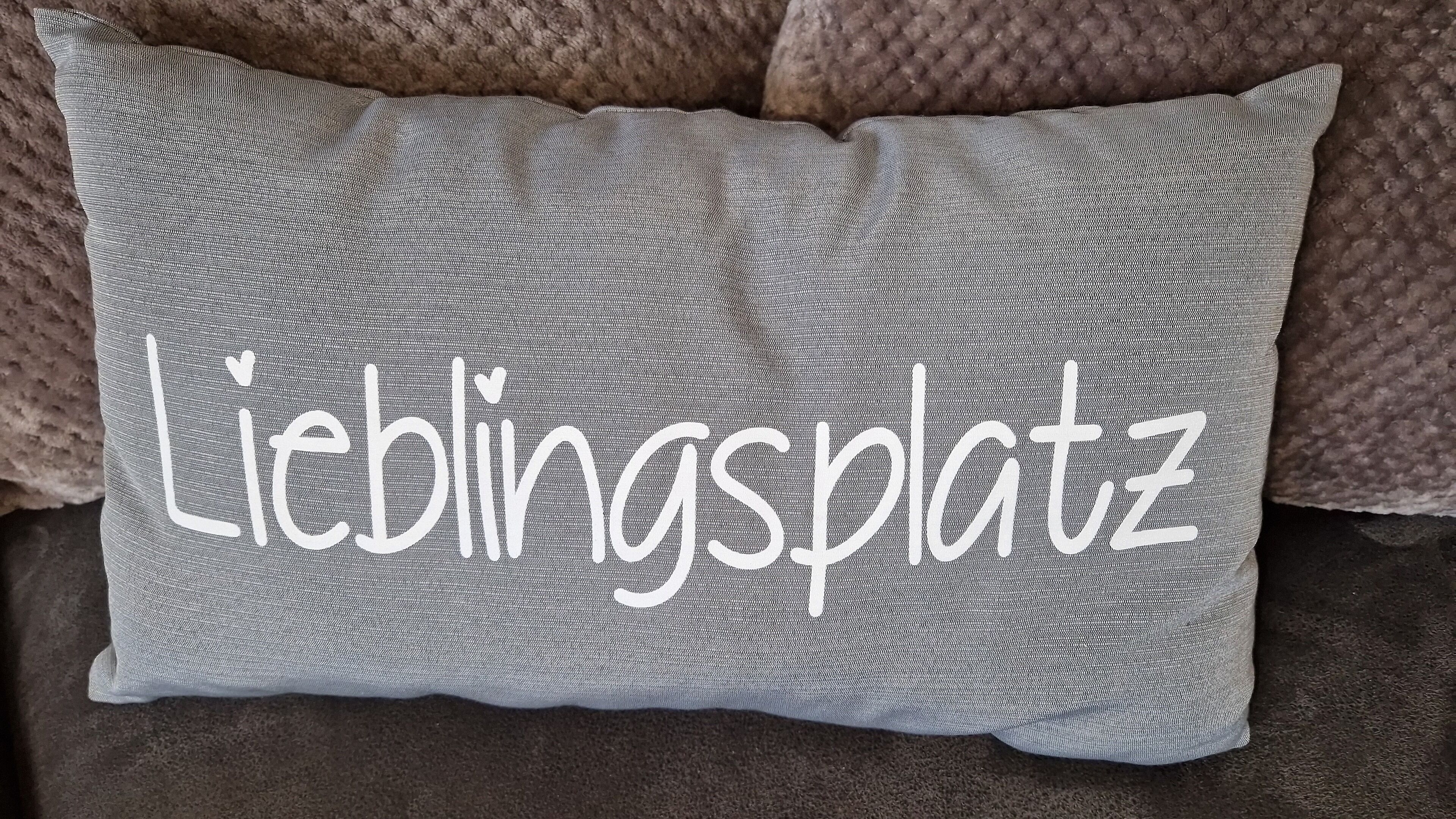 Un coussin sur lequel est inscrit le mot « Lieblingsplatz ».