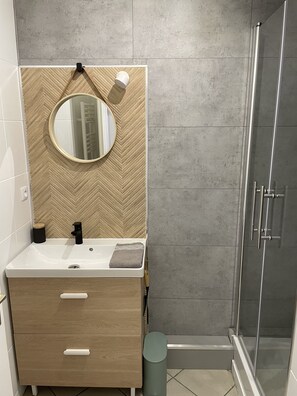 Dusche, Haartrockner, Handtücher