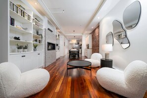 Smart TV, fireplace - The Rock and Red Luxury Condo/Downtown Quebec city (Québec)