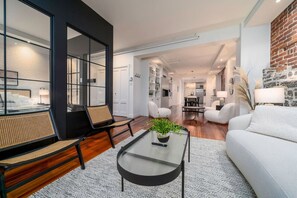 Smart TV, fireplace - The Rock and Red Luxury Condo/Downtown Quebec city (Québec)