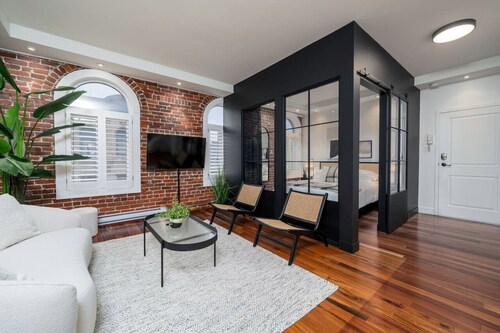 The Rock and Red Luxury Condo/Downtown Quebec city
