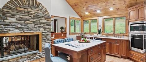 Een koelkast, een oven, een kookplaat, een koffiezetapparaat/waterkoker