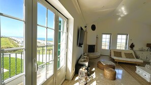 Smart-tv, eldstad och bordsfotboll