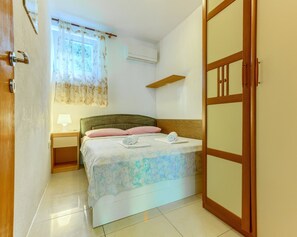 2 bedrooms, iron/ironing board, travel cot, free WiFi