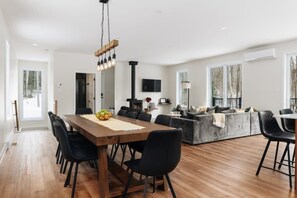 Dining - Peaceful Chalet Tremblant, hot tub lakes & Kayaks (Amherst)