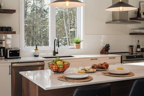 Réfrigérateur, four à micro-ondes, un four, surface de cuisson