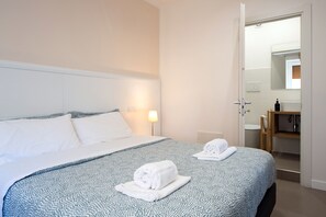 2 makuuhuonetta, työpöytä, silitysrauta/-lauta, vauvan matkasänky