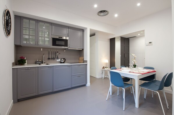 Dining - St Peter Apt 1 (Roma)