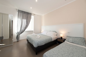 2 habitaciones, escritorio y tabla de planchar con plancha 