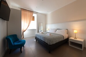 2 bedrooms, desk, iron/ironing board, travel cot - St Peter Apt 1 (Roma)