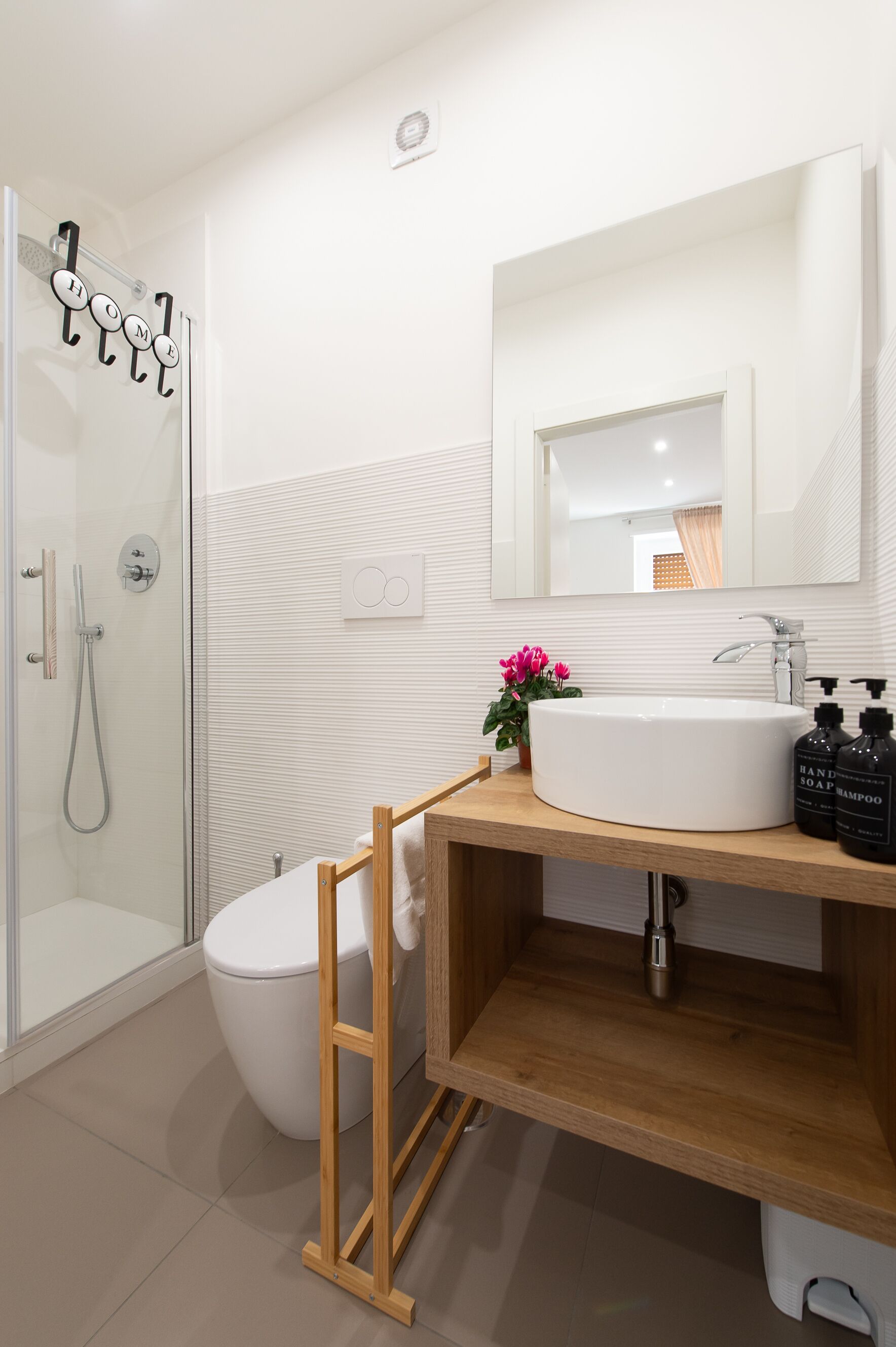 Douche, sèche-cheveux, bidet, serviettes fournies
