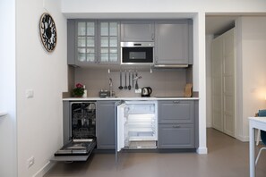 Fridge, microwave, stovetop, dishwasher - St Peter Apt 1 (Roma)