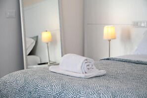 2 bedrooms, desk, iron/ironing board, travel cot - St Peter Apt 1 (Roma)
