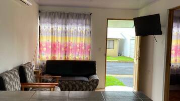 Basic House, Ensuite | Ruang tamu | TV skrin rata
