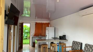 Rumah Basic, ensuite | Dapur pribadi | Lemari es, penanak nasi, dan peralatan masak/sendok-piring