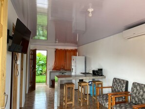 Basic House, Ensuite | Dapur peribadi | Peti sejuk, periuk nasi, alat memasak/pinggan mangkuk/perkakas dapur 