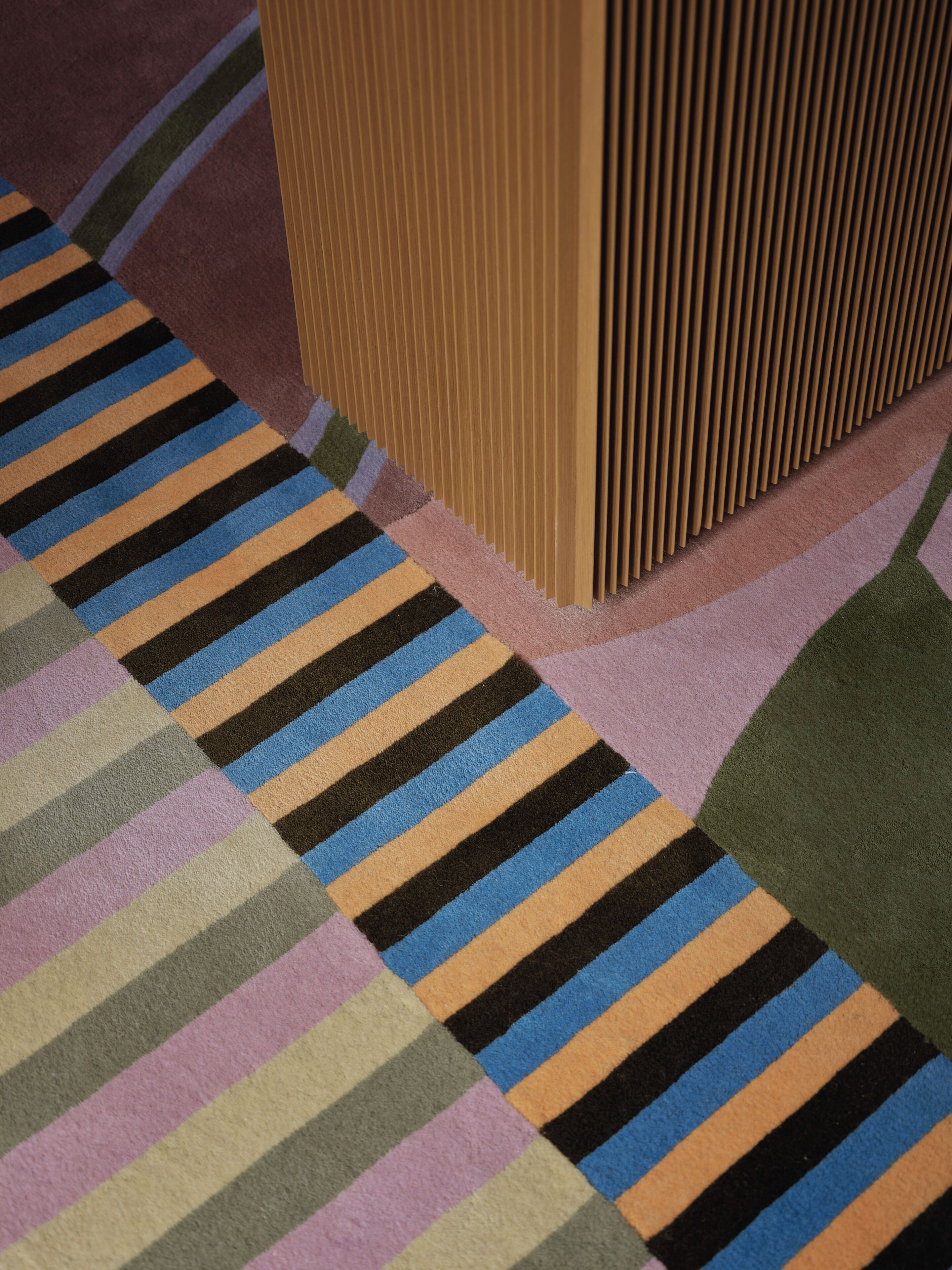 Una alfombra estampada con un diseño geométrico.