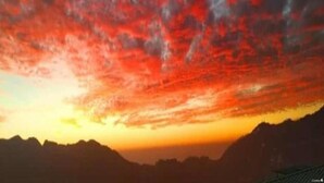 A sunset over a mountain range with a clear sky. - Hotel Mount View Shimla (Shimla)