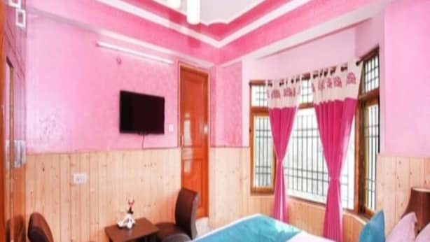 A room with a bed, a desk, a chair, a television, and windows with curtains. - Hotel Mount View Shimla (Shimla)