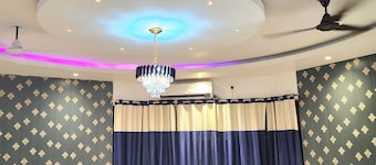 Maujis Villa And Guest House
