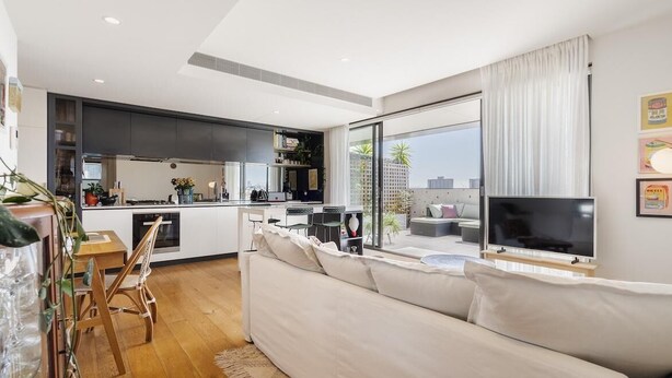A modern apartment with a kitchen, dining area, and living room. - StayCentral - The Stanley@Collingwood - Smith St, Collingwood - 2 Bedrooms, 2 Beds, 1 Bathroom1, 1 secure undercover parking spot. (Collingwood)