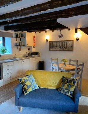 Living area - Get Cosy in this Beautiful Dog-Friendly Cottage with Log Burner & Hot Tub (Lanhydrock)