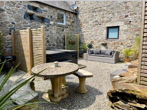 Outdoor dining - Get Cosy in this Beautiful Dog-Friendly Cottage with Log Burner & Hot Tub (Lanhydrock)