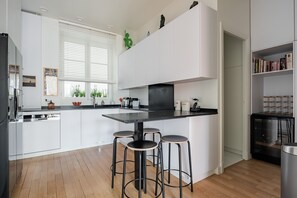 Réfrigérateur, micro-ondes, four, plaque de cuisson