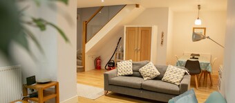 Central Kingsbridge 2 Bedroom Modern Dog Friendly Cottage