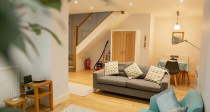 Central Kingsbridge 2 Bedroom Modern Dog Friendly Cottage