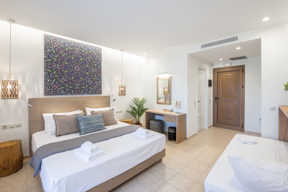 Deluxe Triple Room | In-room safe, laptop workspace, blackout drapes