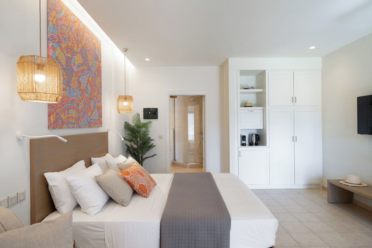 In-room safe, laptop workspace, blackout drapes