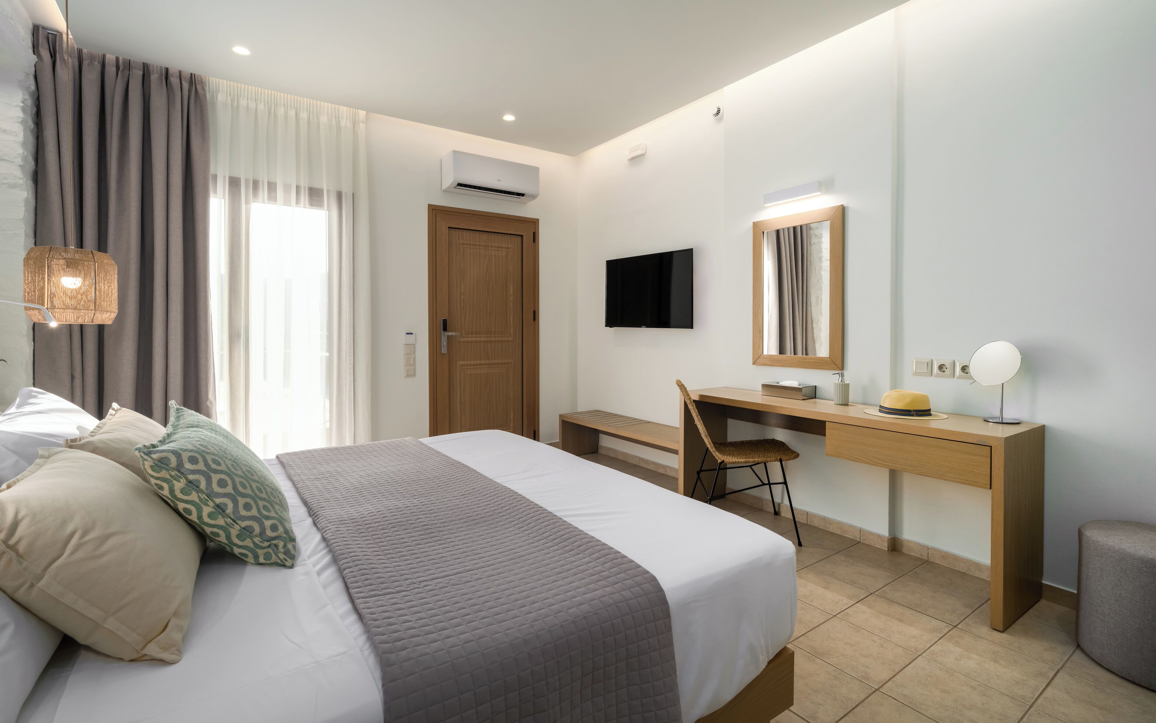In-room safe, laptop workspace, blackout drapes