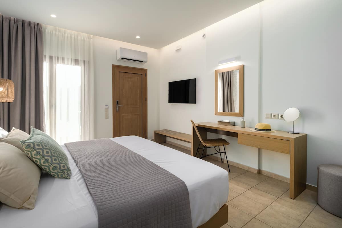 In-room safe, laptop workspace, blackout drapes