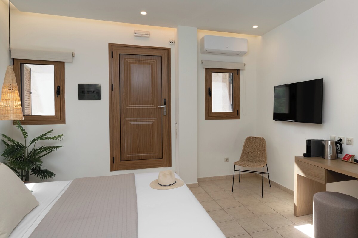 In-room safe, laptop workspace, blackout drapes