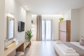 Deluxe Quadruple Room | In-room safe, laptop workspace, blackout drapes, iron/ironing board - Kea Bliss (Kea)