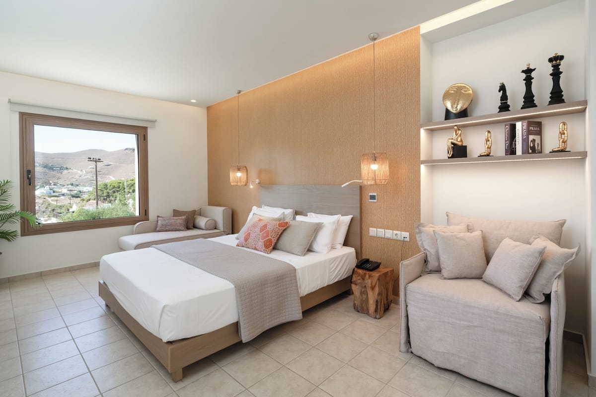 In-room safe, laptop workspace, blackout drapes