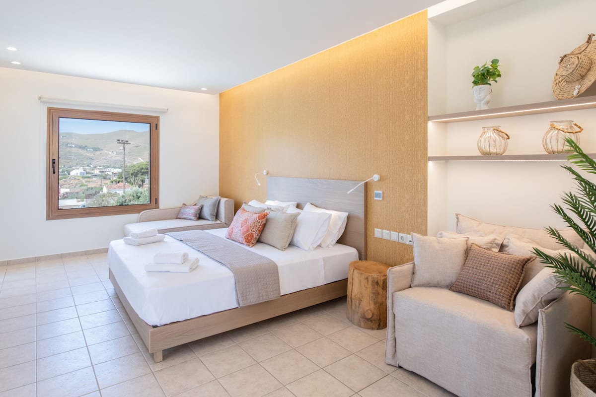 Deluxe Quadruple Room | In-room safe, laptop workspace, blackout drapes