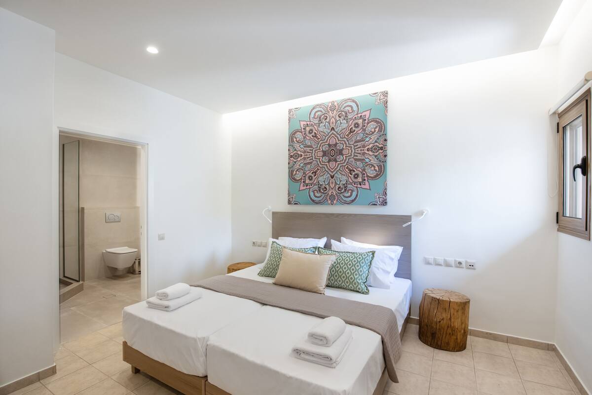 Standard Double or Twin Room | In-room safe, laptop workspace, blackout drapes