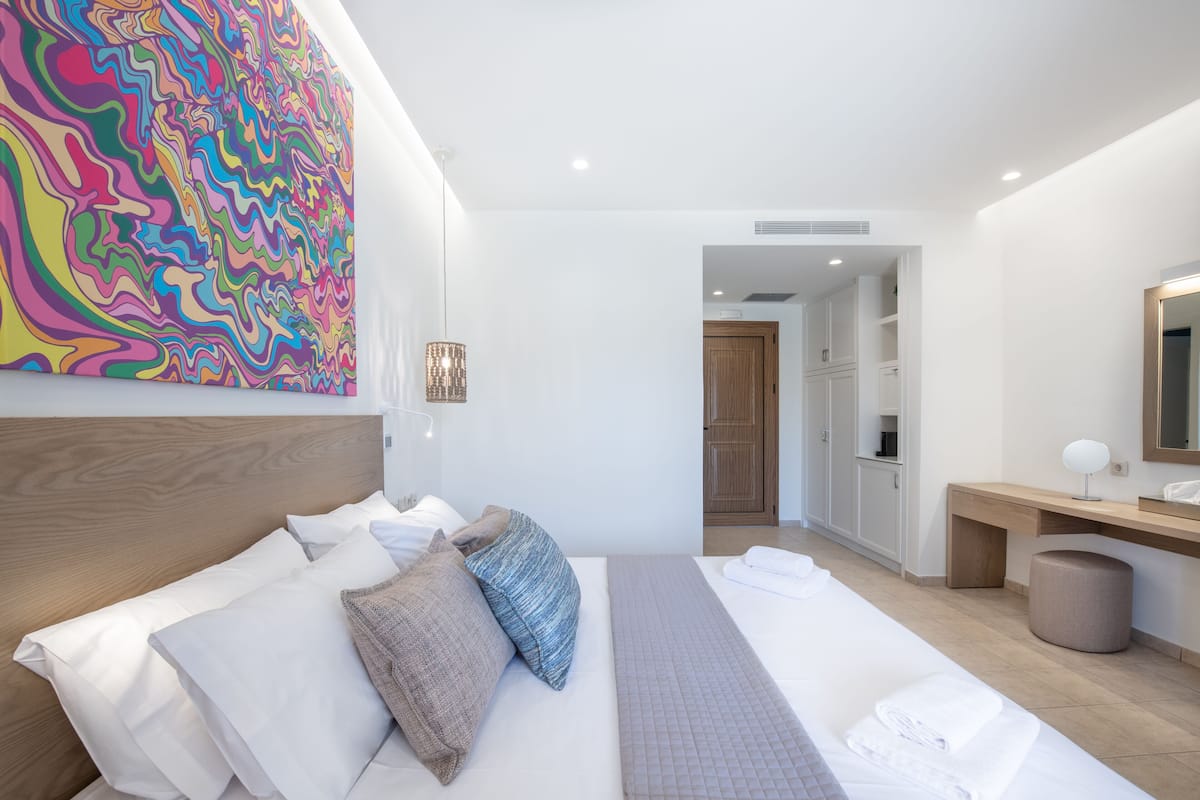 Deluxe Double or Twin Room | In-room safe, laptop workspace, blackout drapes