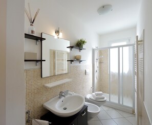 A modern bathroom with a sink, mirror, and shower. - Trilo Mina 3 in Gabicce Mare (Cattolica)